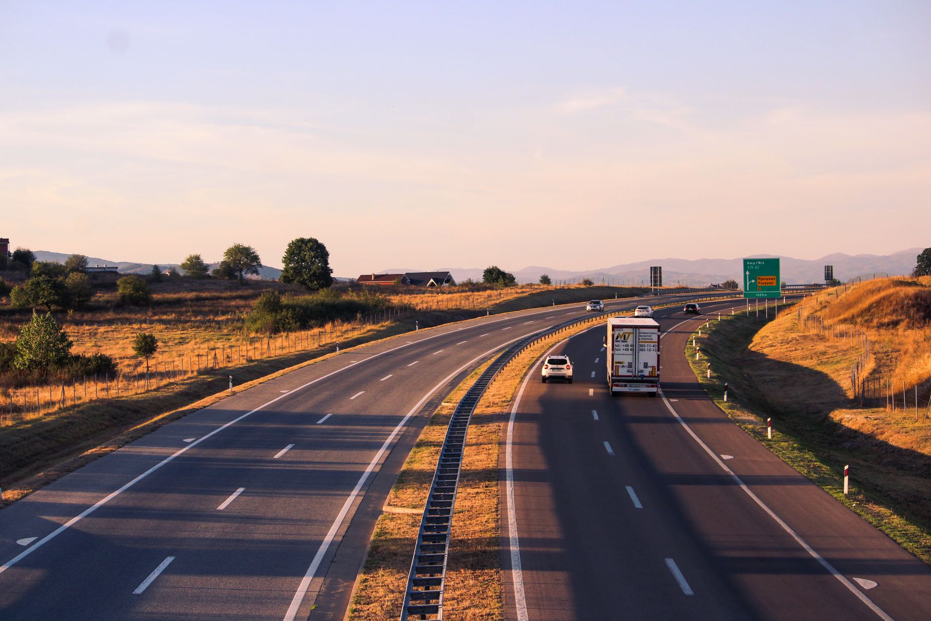Vrachtwagen op een Europese snelweg bij zonsondergang